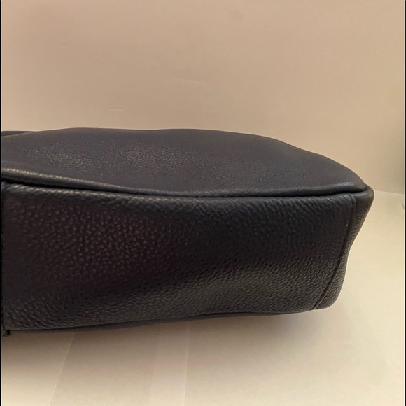 This genuine leather zip up purse is a dark navy blue. - Picture 4 of 7